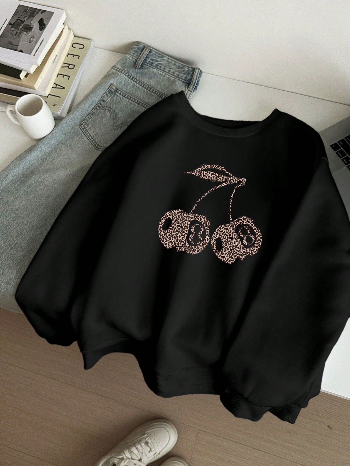 Lässiges Leopard- und Kirschgrafik-Sweatshirt in Schwarz
