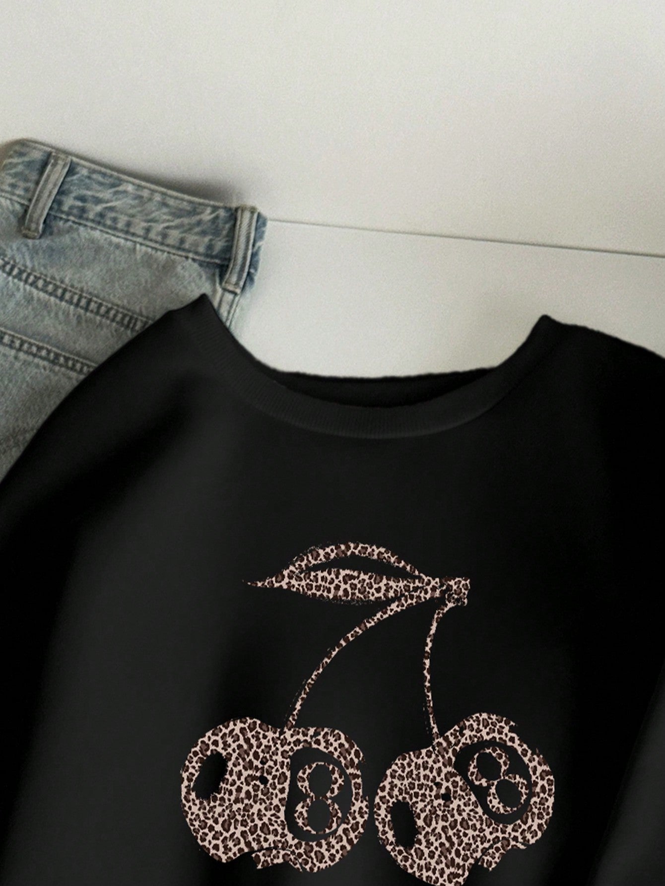 Lässiges Leopard- und Kirschgrafik-Sweatshirt in Schwarz