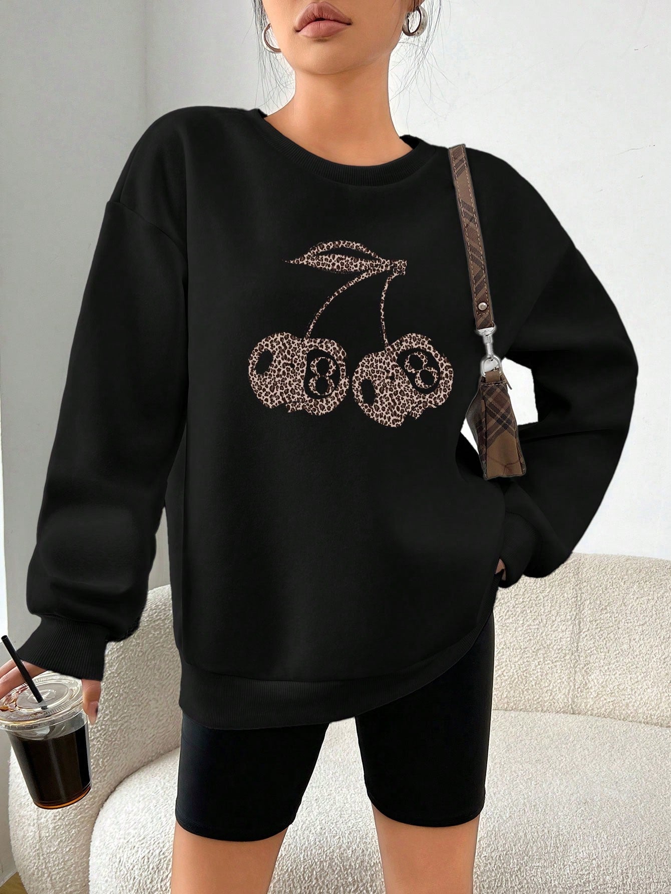 Lässiges Leopard- und Kirschgrafik-Sweatshirt in Schwarz