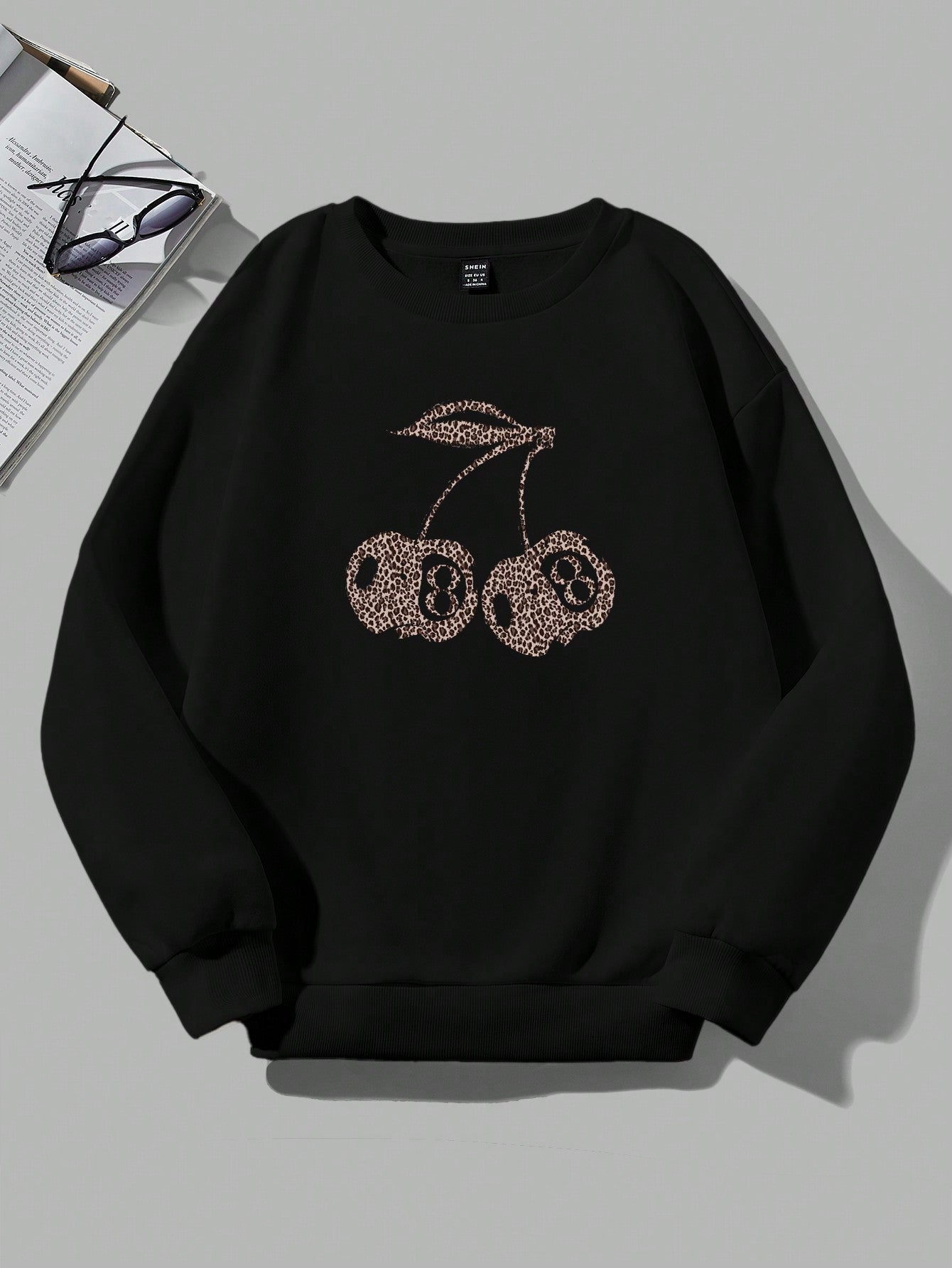 Lässiges Leopard- und Kirschgrafik-Sweatshirt in Schwarz