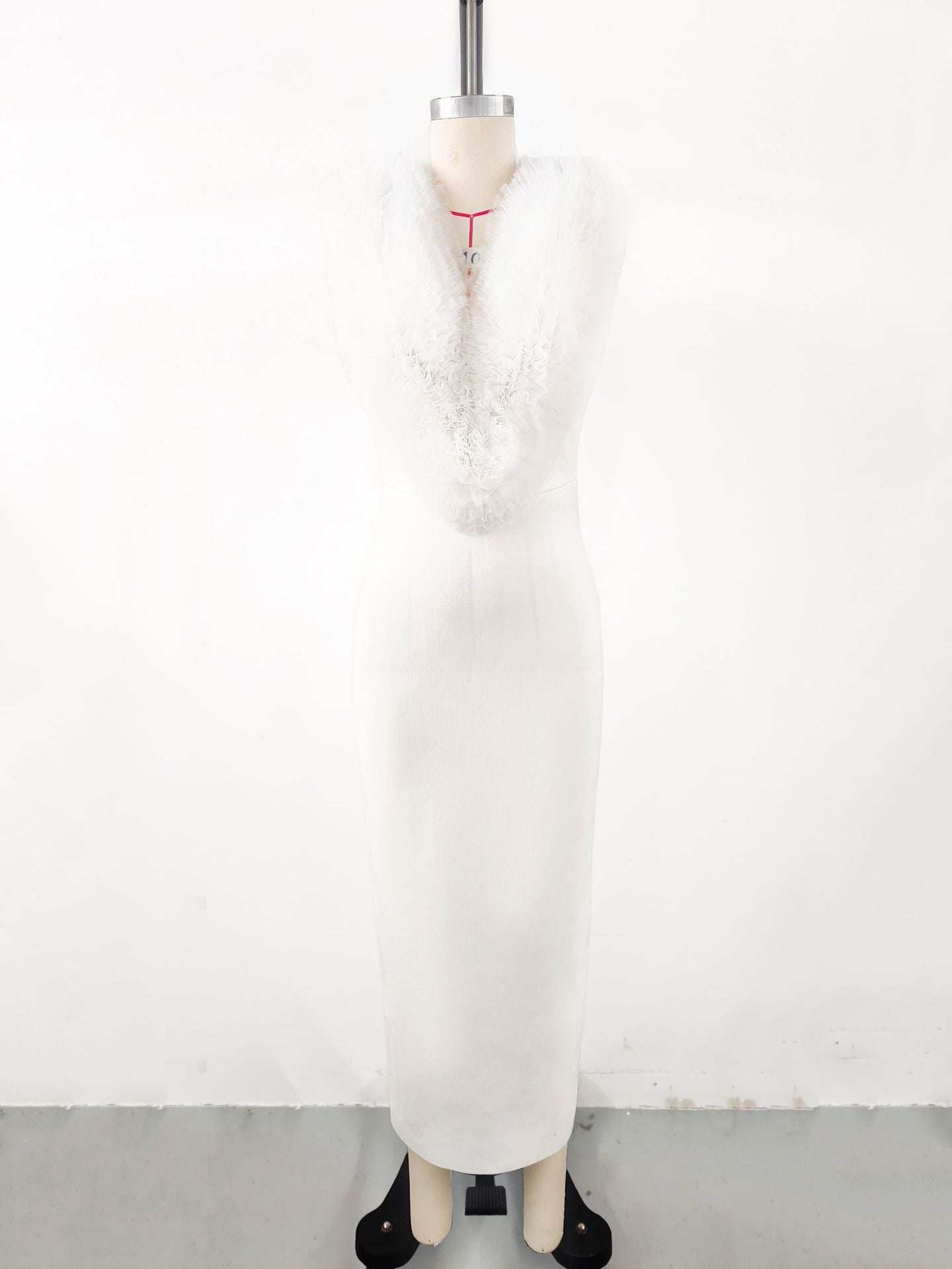 Damen Kleid mit extravagantem Federkragen W&W