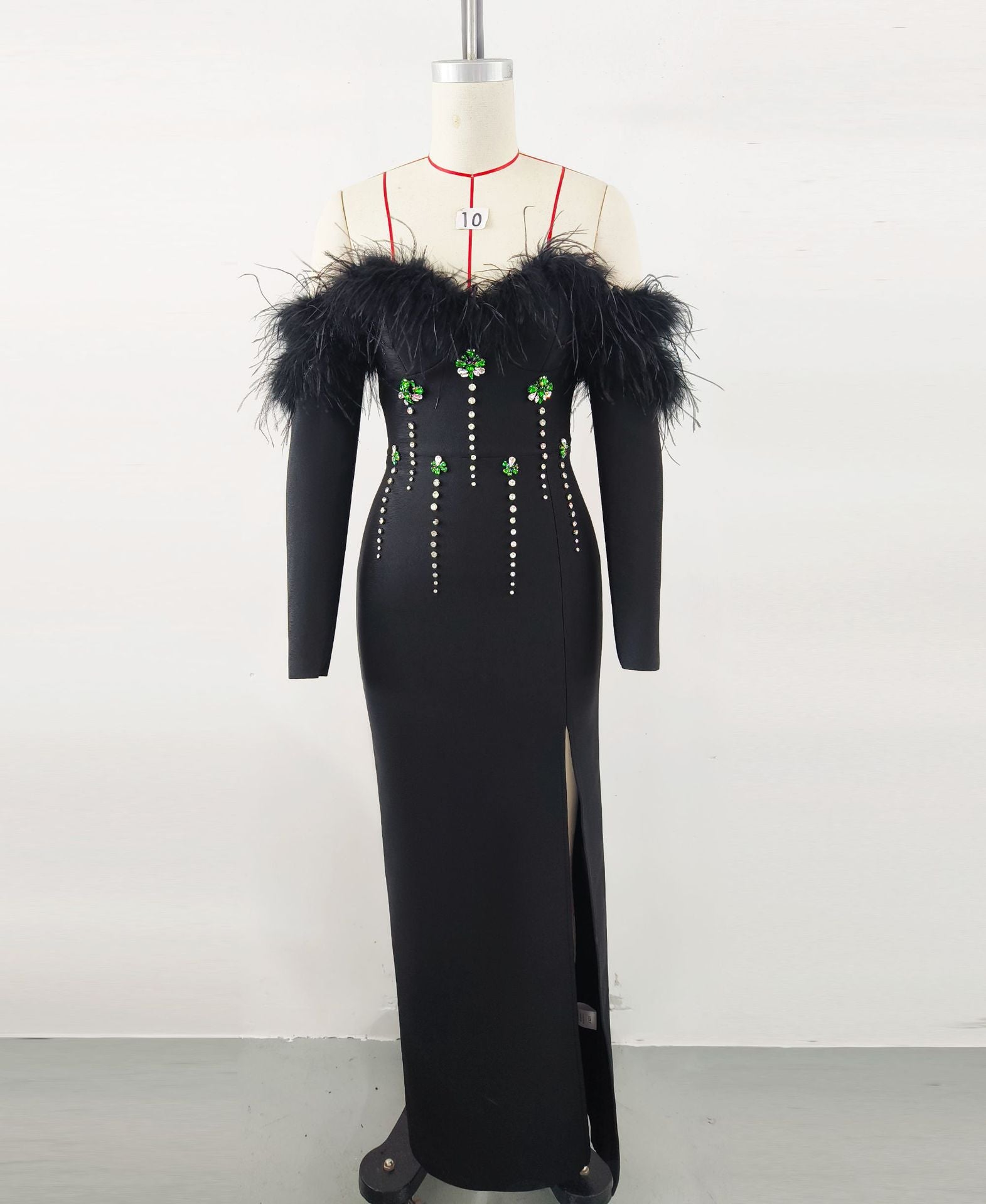 Damen Abendkleid mit schulterfreier Gestaltung und Federn W&W