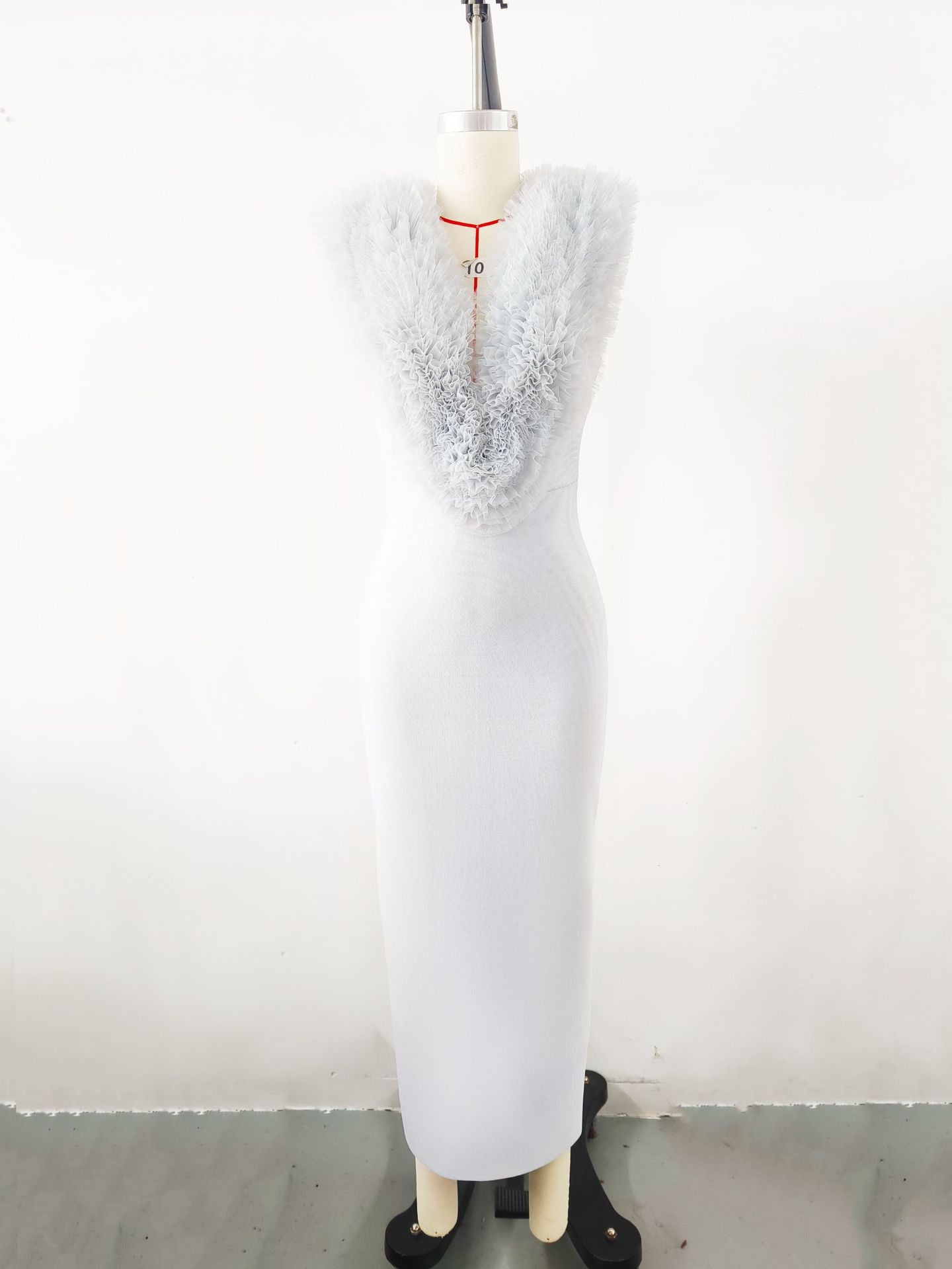 Damen Kleid mit extravagantem Federkragen W&W
