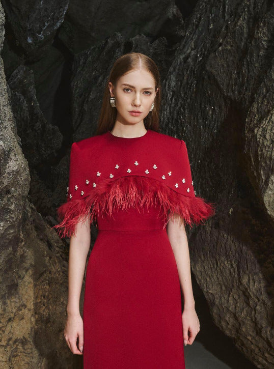 Damen Kleid mit fantasievoller Feder- und Perlenverzierung W&W