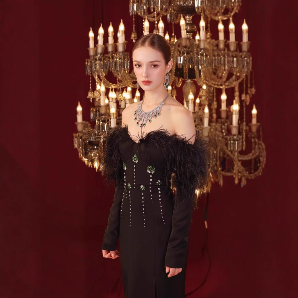 Damen Abendkleid mit schulterfreier Gestaltung und Federn W&W