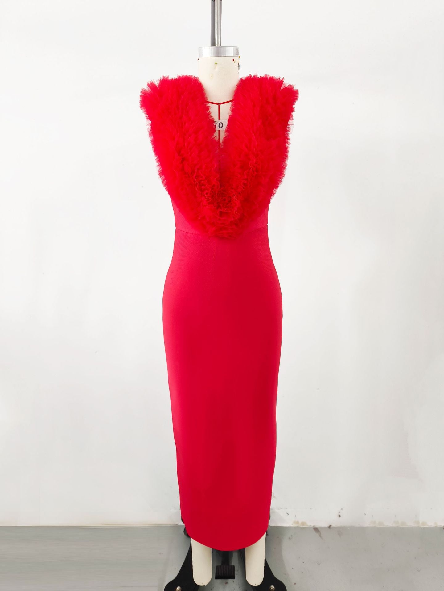 Damen Kleid mit extravagantem Federkragen W&W